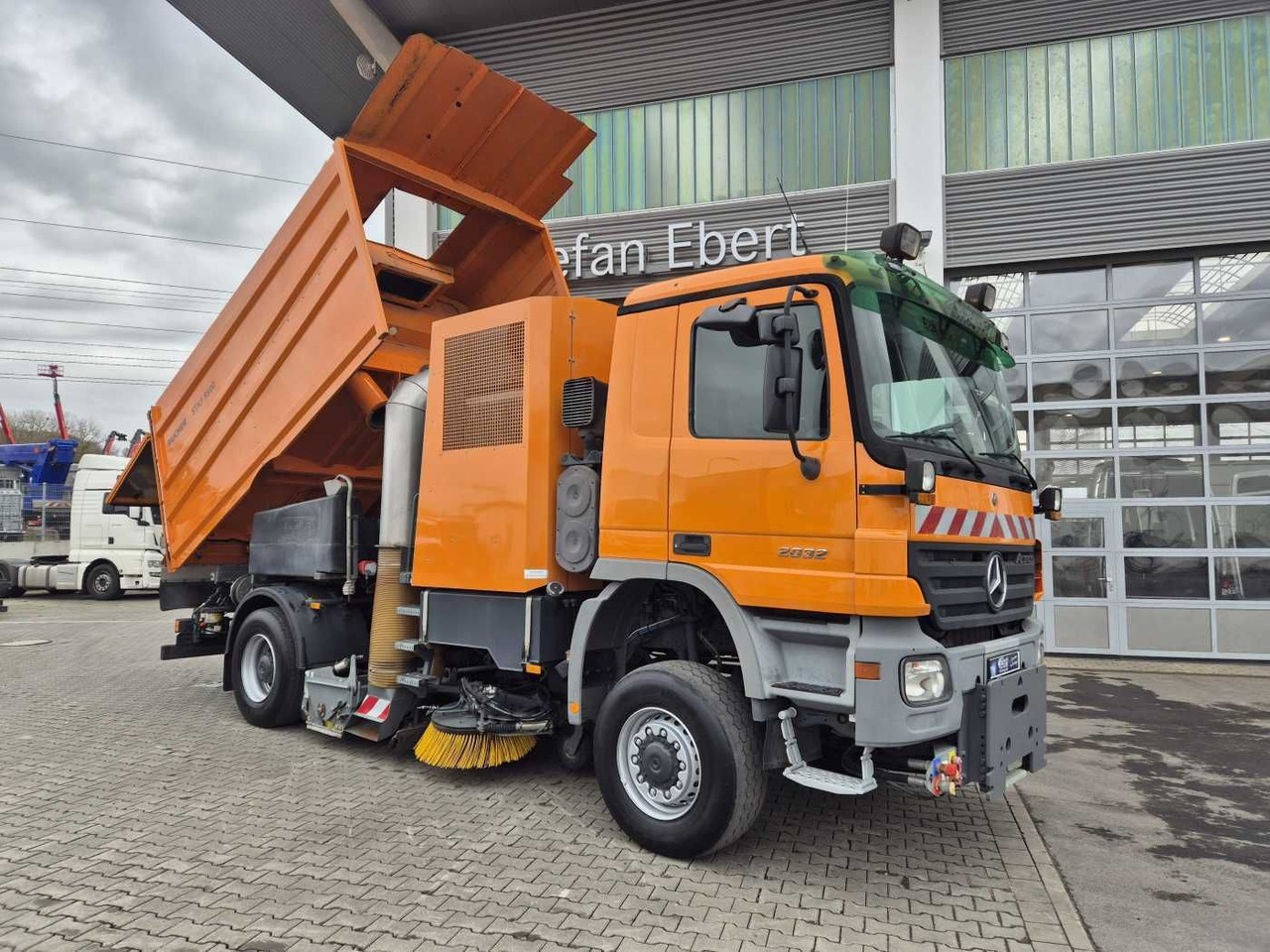 Mercedes-Benz Actros 2032 A 4x4 Bucher STKF 9500 Airport 30x - Balayeuse de voirie: photos 2 Mercedes-Benz Actros 2032 A 4x4 Bucher STKF 9500 Airport 30x - Balayeuse de voirie: photos 2
