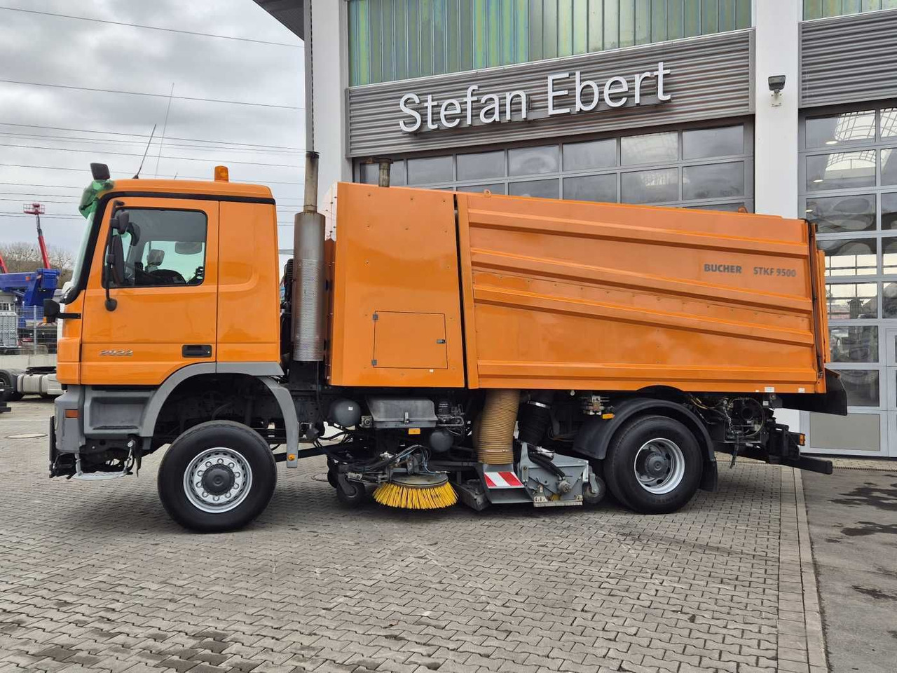Mercedes-Benz Actros 2032 A 4x4 Bucher STKF 9500 Airport 30x - Balayeuse de voirie: photos 5 Mercedes-Benz Actros 2032 A 4x4 Bucher STKF 9500 Airport 30x - Balayeuse de voirie: photos 5