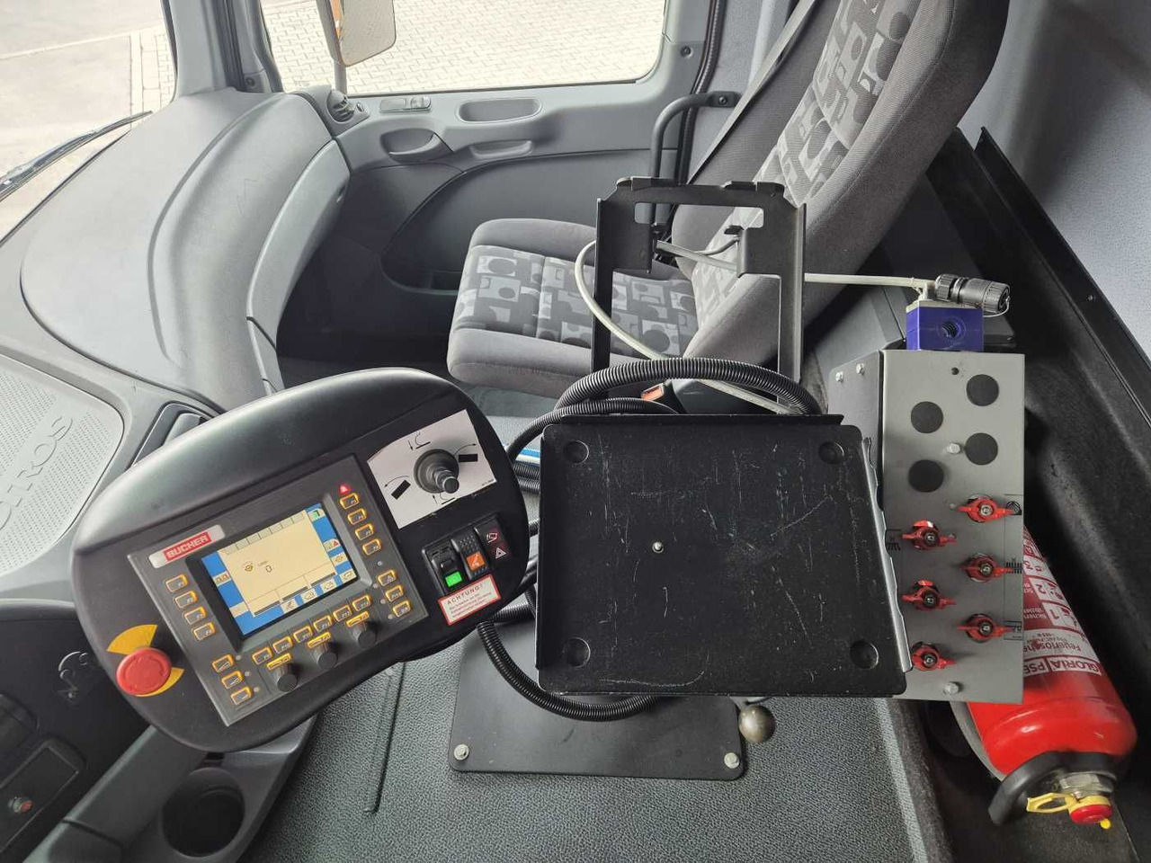 Mercedes-Benz Actros 2032 A 4x4 Bucher STKF 9500 Airport 30x - crédit-bail Mercedes-Benz Actros 2032 A 4x4 Bucher STKF 9500 Airport 30x: photos 11 Mercedes-Benz Actros 2032 A 4x4 Bucher STKF 9500 Airport 30x - crédit-bail Mercedes-Benz Actros 2032 A 4x4 Bucher STKF 9500 Airport 30x: photos 11