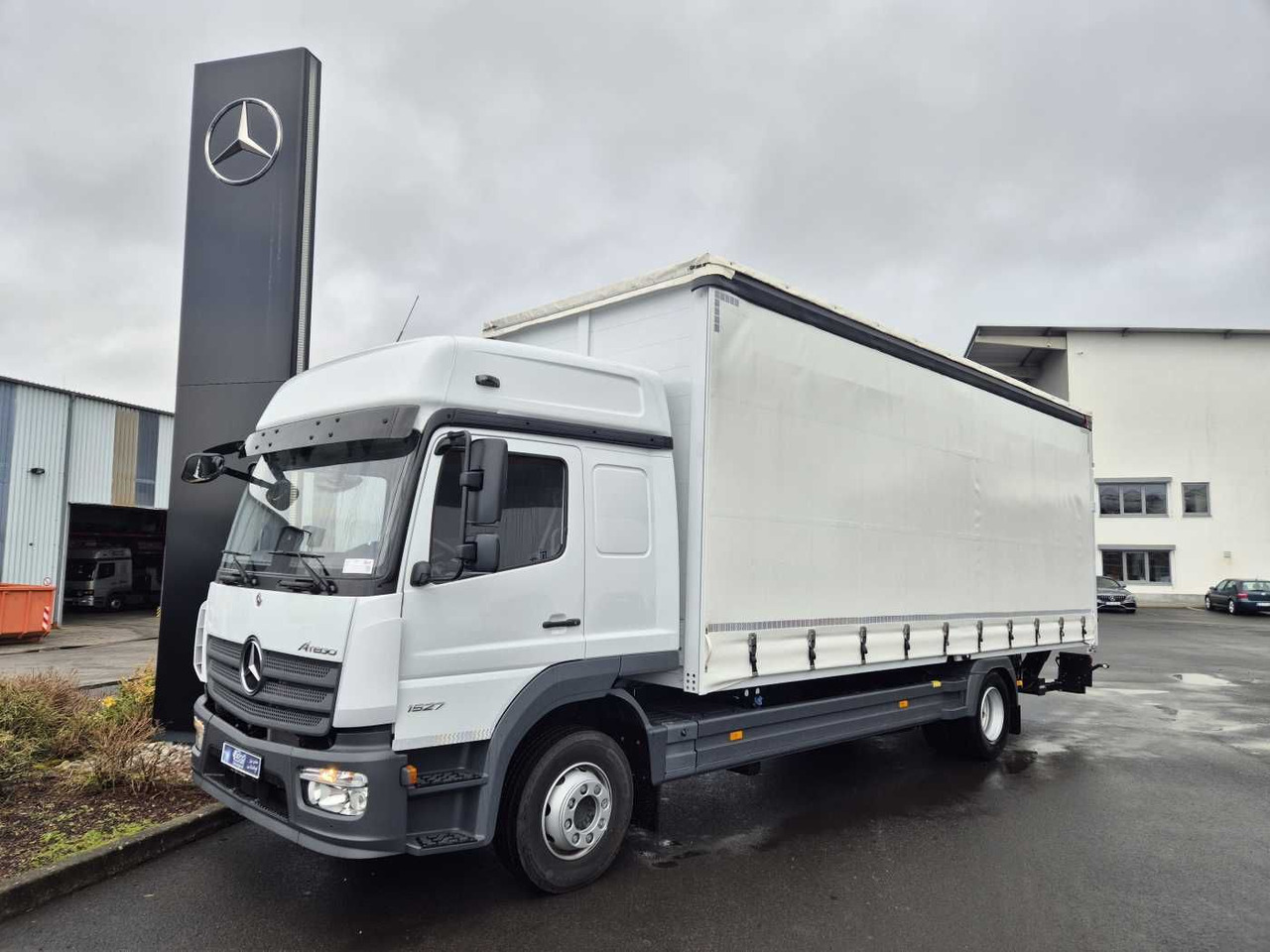 Mercedes-Benz Atego 1527 L L-Haus LBW Palfinger 1.500kg 2 Bett - Camion à rideaux coulissants: photos 1 Mercedes-Benz Atego 1527 L L-Haus LBW Palfinger 1.500kg 2 Bett - Camion à rideaux coulissants: photos 1