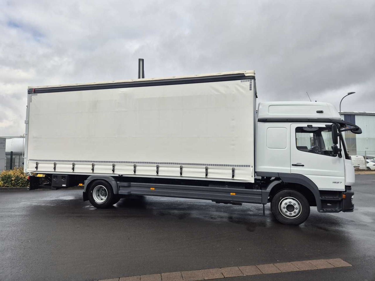 Mercedes-Benz Atego 1527 L L-Haus LBW Palfinger 1.500kg 2 Bett - Camion à rideaux coulissants: photos 4 Mercedes-Benz Atego 1527 L L-Haus LBW Palfinger 1.500kg 2 Bett - Camion à rideaux coulissants: photos 4