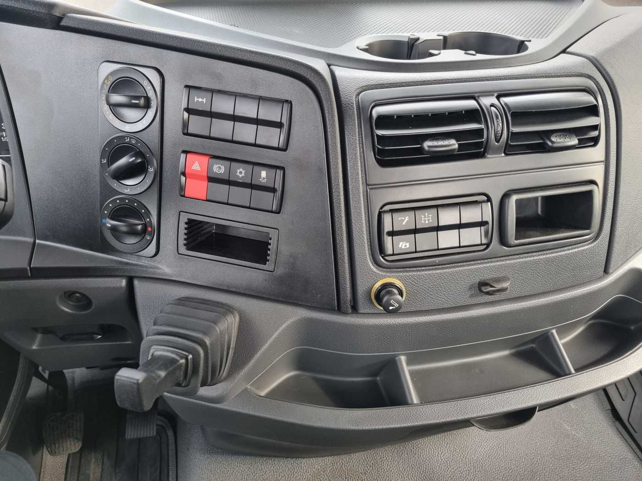 Mercedes-Benz Atego 818 K 4x2 HIAB XR5S3650 AHK Klima - crédit-bail Mercedes-Benz Atego 818 K 4x2 HIAB XR5S3650 AHK Klima: photos 15 Mercedes-Benz Atego 818 K 4x2 HIAB XR5S3650 AHK Klima - crédit-bail Mercedes-Benz Atego 818 K 4x2 HIAB XR5S3650 AHK Klima: photos 15