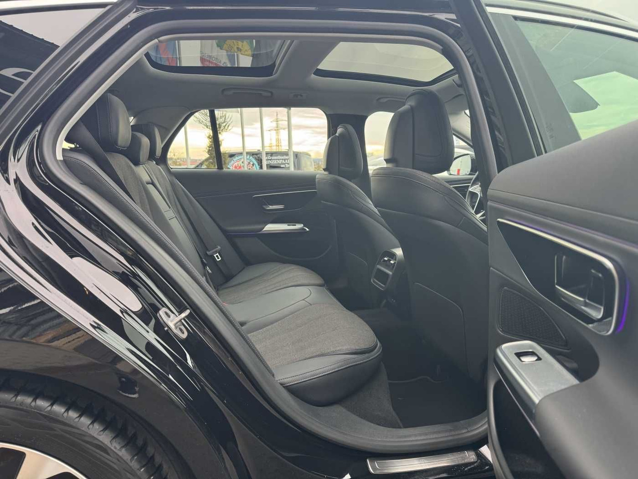 Mercedes-Benz E 200 T AVANTGARDE+DistrPlus+Pano+ AHK+Ambiente - Voiture: photos 5 Mercedes-Benz E 200 T AVANTGARDE+DistrPlus+Pano+ AHK+Ambiente - Voiture: photos 5