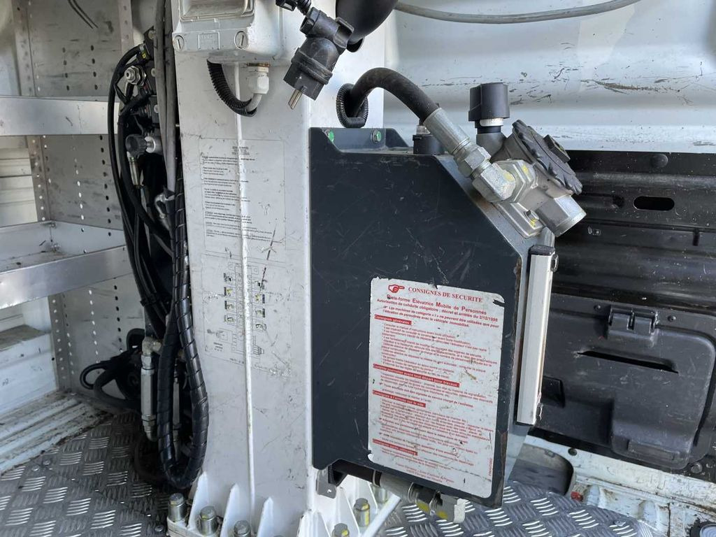 Camion avec nacelle, Véhicule utilitaire Renault Trafic dCi 120 L1H1 / France Elavateur 091F 9m: photos 11