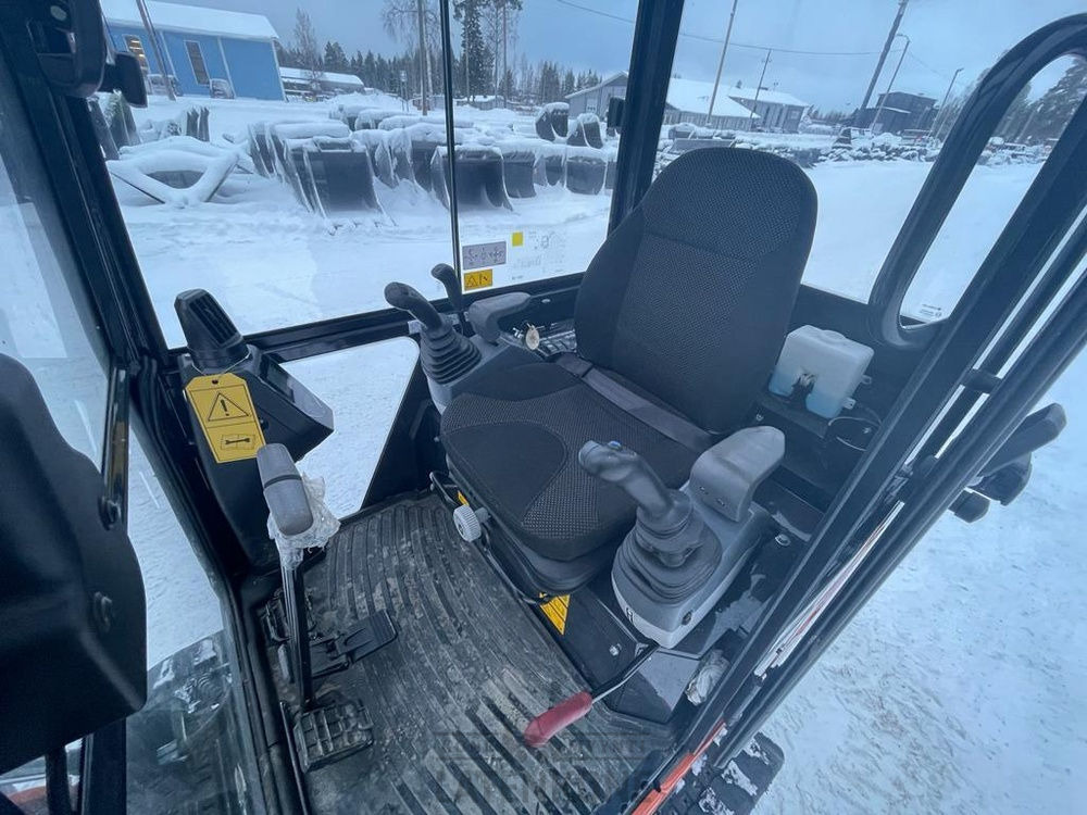 Pelle sur chenille Hitachi ZX 19-6 kaivinkone: photos 19