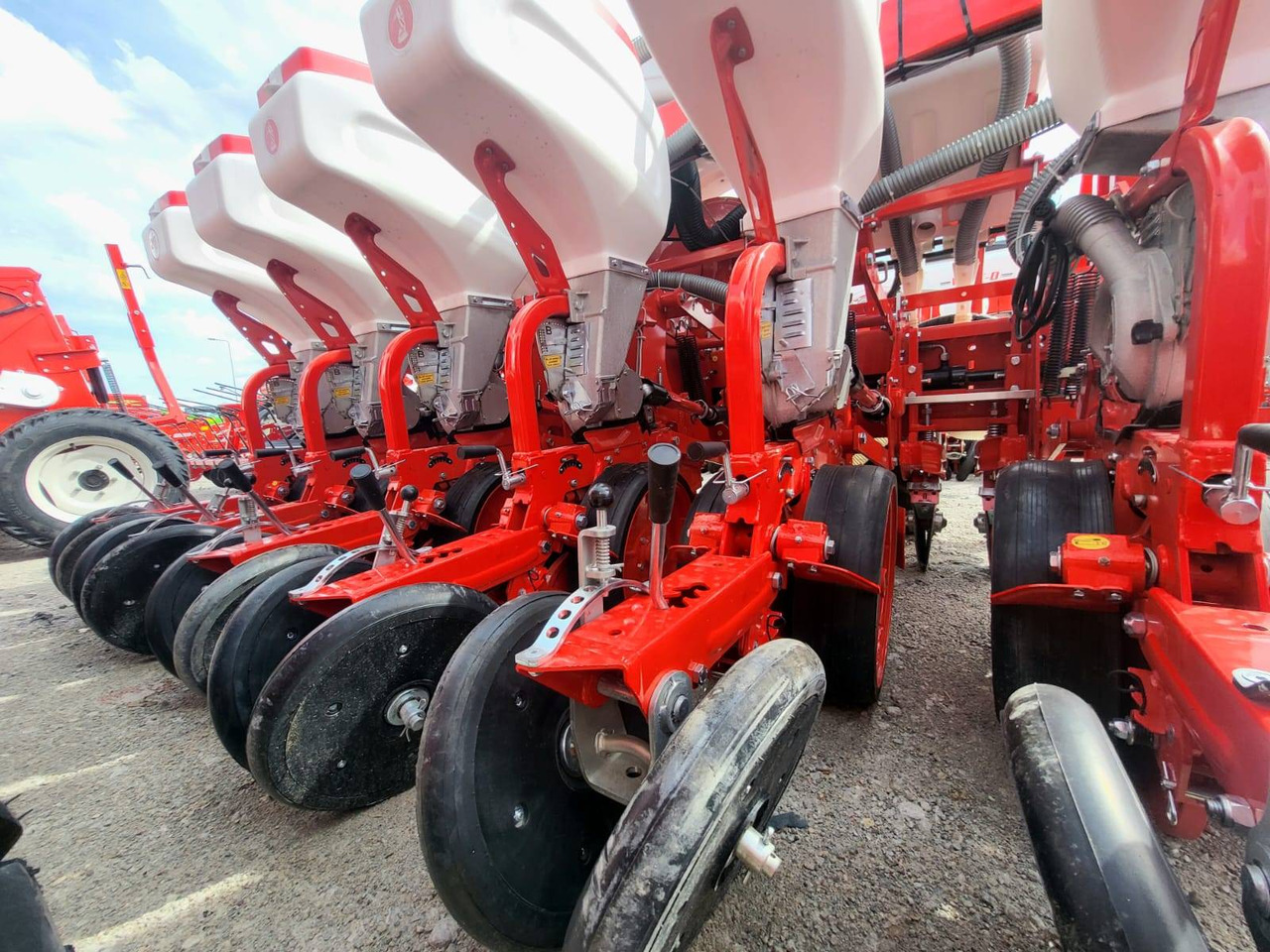 Ozdoken six-row pneumatic precision seeder, VPKT-DG6, PVC fertiliser tank - on stock - Semoir monograine: photos 5 Ozdoken six-row pneumatic precision seeder, VPKT-DG6, PVC fertiliser tank - on stock - Semoir monograine: photos 5