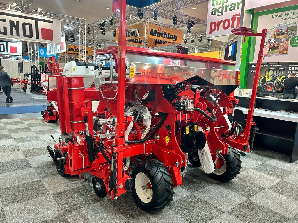 Six-row pneumatic precision seeder with depth fertilization Ozdoken VPKT-DG6 - Semoir monograine: photos 1 Six-row pneumatic precision seeder with depth fertilization Ozdoken VPKT-DG6 - Semoir monograine: photos 1