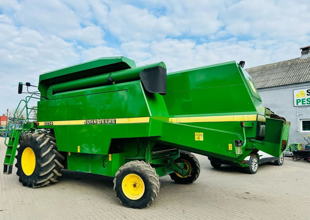 Moissonneuse-batteuse John Deere 2254: photos 11