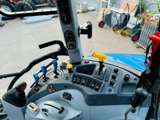 New Holland T5.110 - Tracteur agricole: photos 2 New Holland T5.110 - Tracteur agricole: photos 2