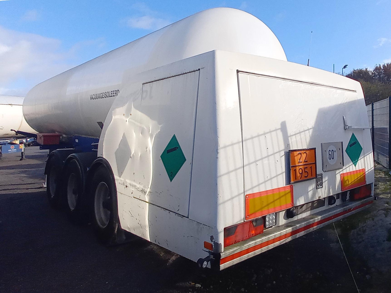 AGA Cryo Gas tank semi-trailer cryogenic used for nitrogen, argon, oxygen, LIN, LOX, LAR. - Semi-remorque citerne: photos 3 AGA Cryo Gas tank semi-trailer cryogenic used for nitrogen, argon, oxygen, LIN, LOX, LAR. - Semi-remorque citerne: photos 3