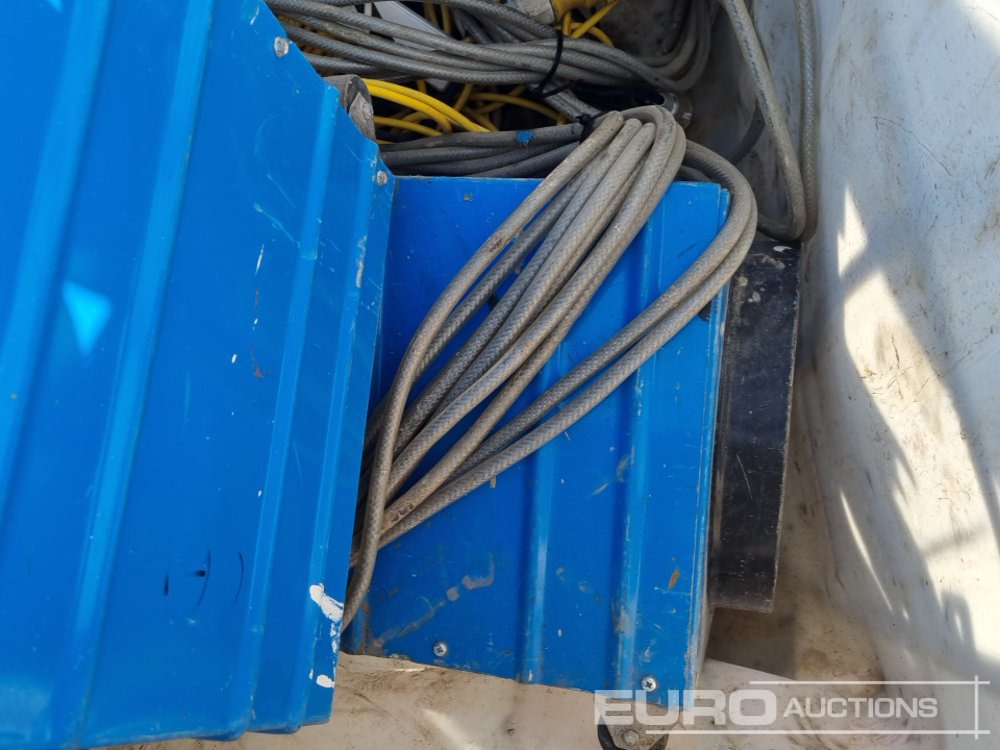 Matériel de chantier 110 Volt Heater (3 of), 3 Step Access Plaform & Fittings: photos 16