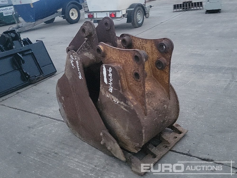 18", 24" Digging Bucket to suit Backhoe Loader - Godet: photos 3 18", 24" Digging Bucket to suit Backhoe Loader - Godet: photos 3