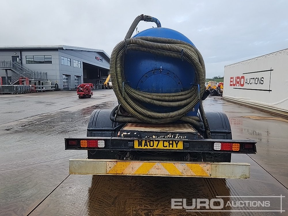 2007 Isuzu NQR - Camion citerne: photos 4 2007 Isuzu NQR - Camion citerne: photos 4