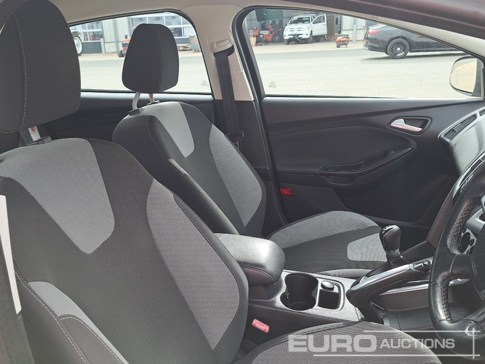 Voiture 2011 Ford Focus: photos 14