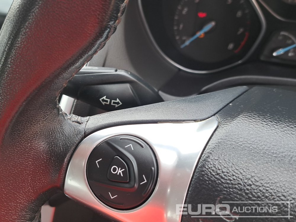 Voiture 2011 Ford Focus: photos 16