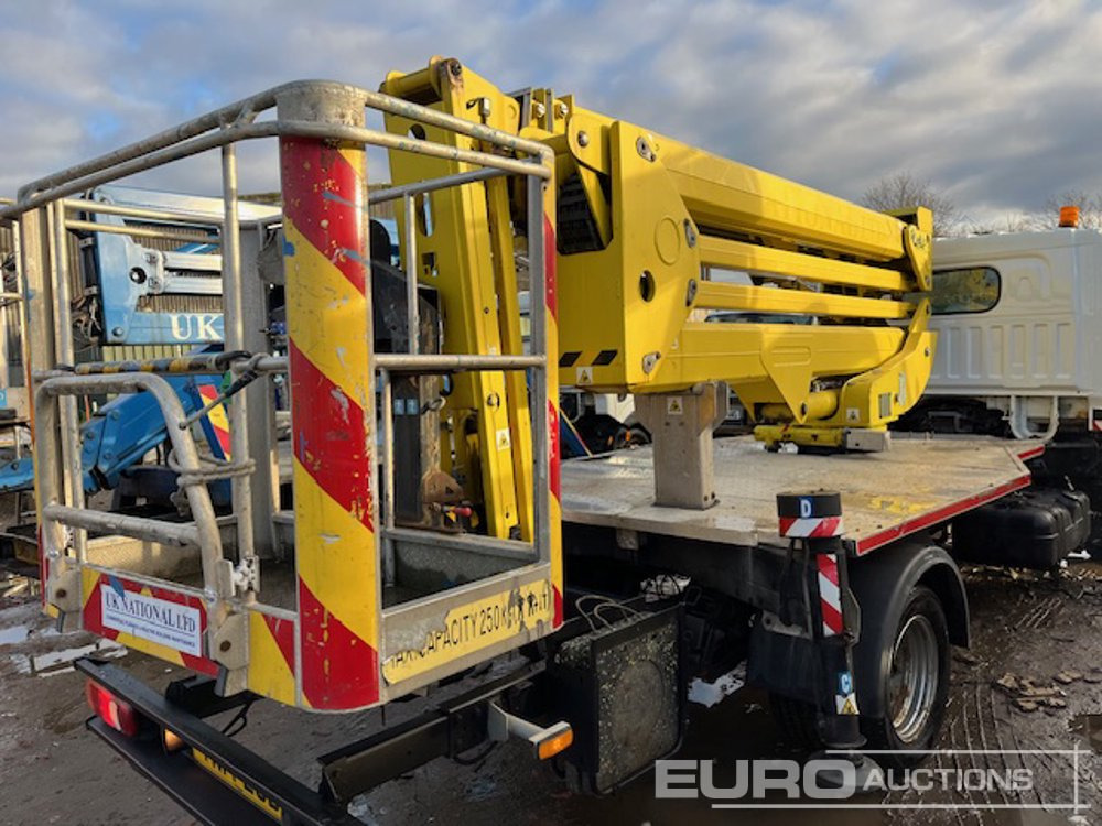 2014 Nissan NT400 CABSTAR - Camion avec nacelle: photos 4 2014 Nissan NT400 CABSTAR - Camion avec nacelle: photos 4