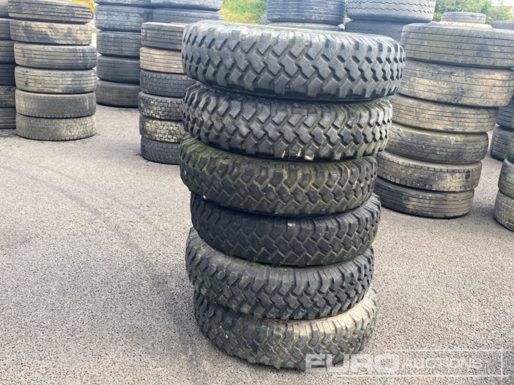 8.25R16c Tyre & Rim (5 of) - Pneu: photos 1 8.25R16c Tyre & Rim (5 of) - Pneu: photos 1