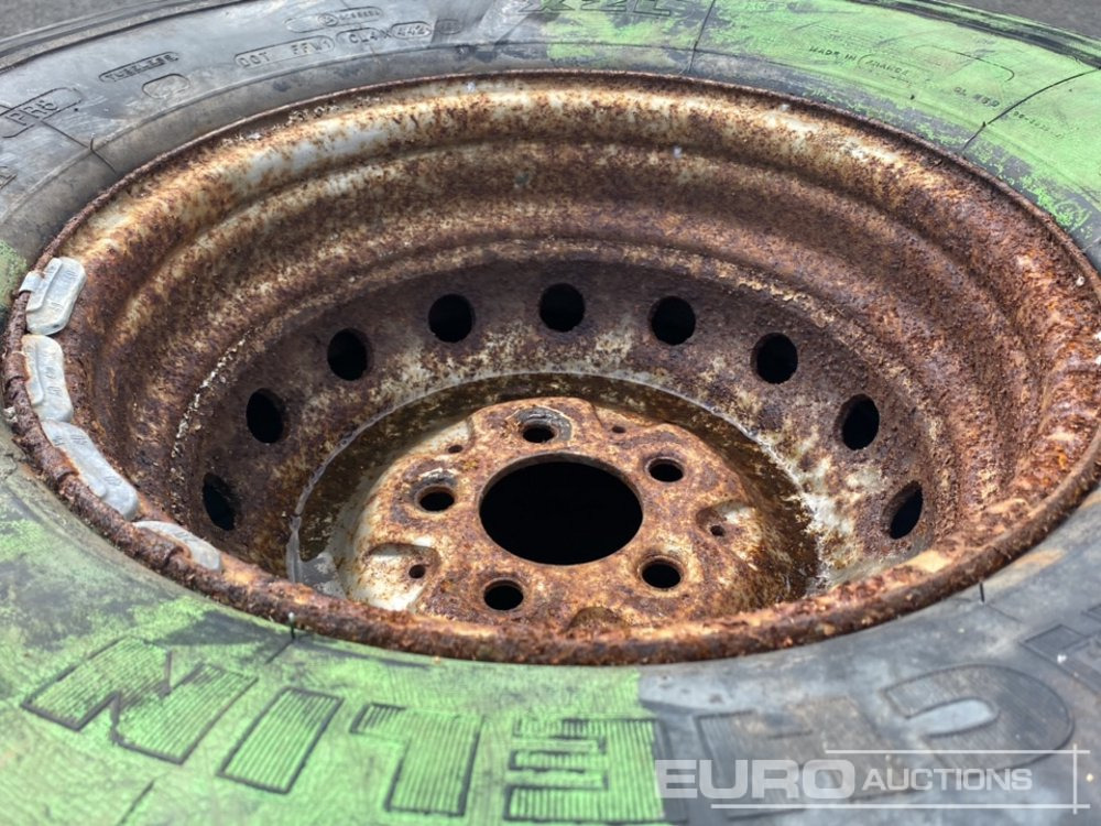 8.25R16c Tyre & Rim (5 of) - Pneu: photos 5 8.25R16c Tyre & Rim (5 of) - Pneu: photos 5