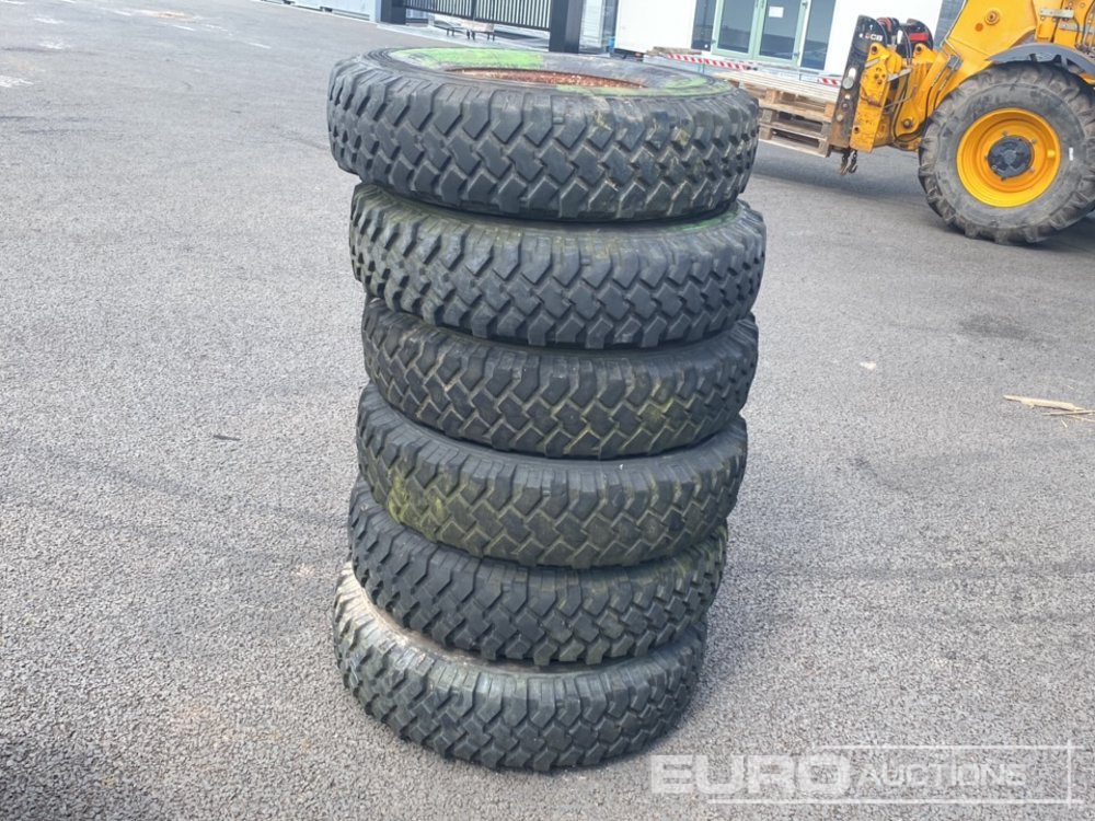 8.25R16c Tyre & Rim (5 of) - Pneu: photos 2 8.25R16c Tyre & Rim (5 of) - Pneu: photos 2