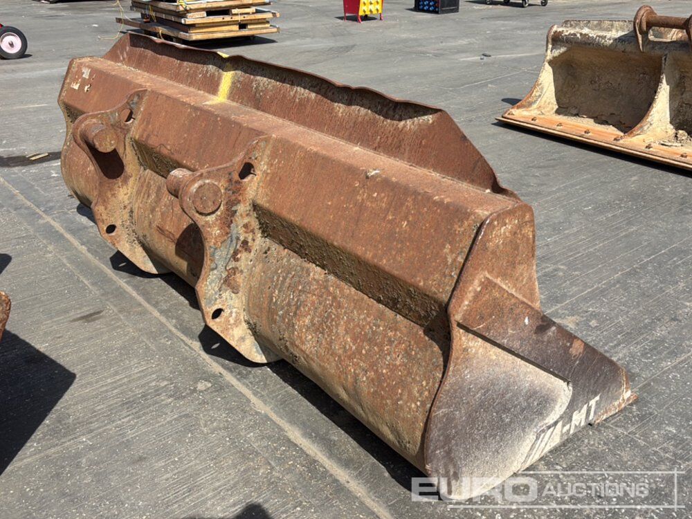 92" Loading Bucket to suit Manitou Telehandler - Godet: photos 4 92" Loading Bucket to suit Manitou Telehandler - Godet: photos 4