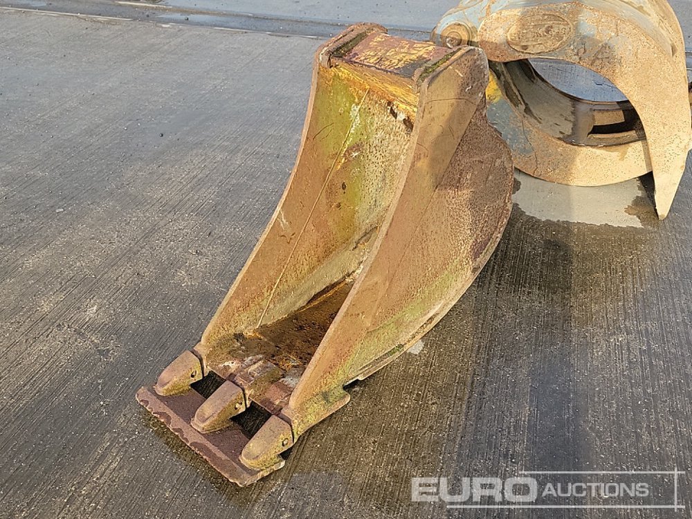 CAT 18" Digging Bucket - Godet: photos 1 CAT 18" Digging Bucket - Godet: photos 1