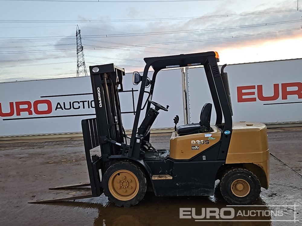 Daewoo D305-3 - Chariot élévateur: photos 2 Daewoo D305-3 - Chariot élévateur: photos 2