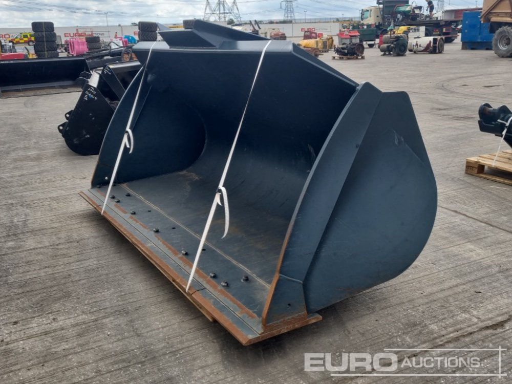 Hyundai 104" Loading Bucket to suit Hyundai HL940 Wheeled Loader - Godet: photos 1 Hyundai 104" Loading Bucket to suit Hyundai HL940 Wheeled Loader - Godet: photos 1