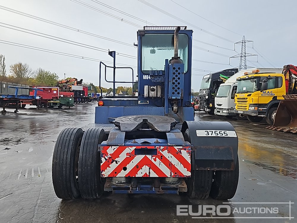 Mol YM220 - Tracteur portuaire: photos 4 Mol YM220 - Tracteur portuaire: photos 4