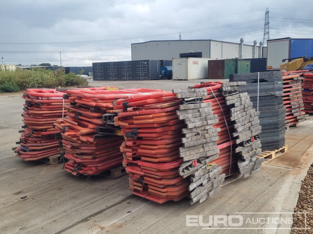 Pallet of Plastic Safety Barriers (5 of) Pallet of Road Signs (3 of) - Matériel de chantier: photos 5 Pallet of Plastic Safety Barriers (5 of) Pallet of Road Signs (3 of) - Matériel de chantier: photos 5