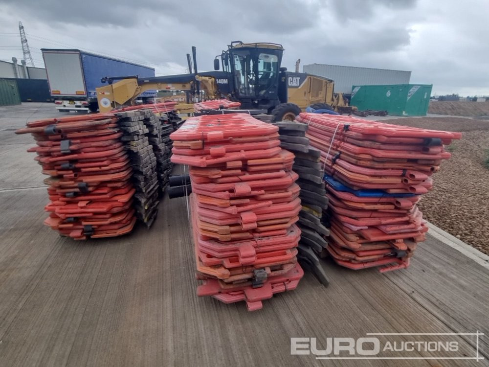 Pallet of Plastic Safety Barriers (5 of) Pallet of Road Signs (3 of) - Matériel de chantier: photos 4 Pallet of Plastic Safety Barriers (5 of) Pallet of Road Signs (3 of) - Matériel de chantier: photos 4