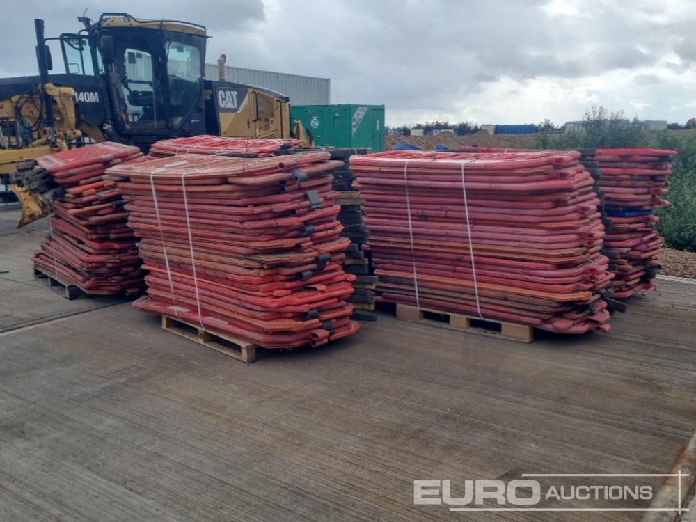 Pallet of Plastic Safety Barriers (5 of) Pallet of Road Signs (3 of) - Matériel de chantier: photos 3 Pallet of Plastic Safety Barriers (5 of) Pallet of Road Signs (3 of) - Matériel de chantier: photos 3