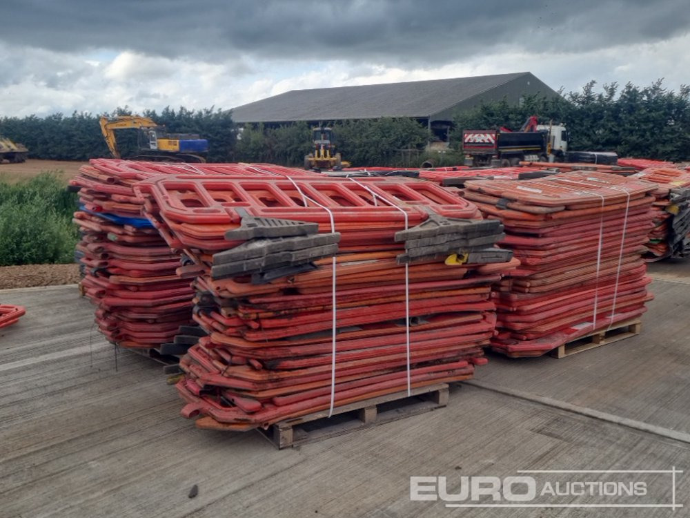 Pallet of Plastic Safety Barriers (5 of) Pallet of Road Signs (3 of) - Matériel de chantier: photos 1 Pallet of Plastic Safety Barriers (5 of) Pallet of Road Signs (3 of) - Matériel de chantier: photos 1