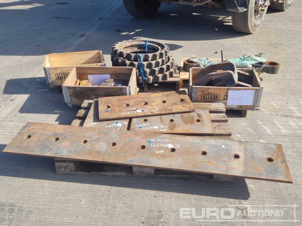 70", 30", 24", 24" Cutting Edge to suit Bucket, Track Guide (2 of), Pallet of Brake Pads, Komatsu Suspension Link, Spocket (4 of), Shear Blade (2 of), - Pièces de rechange: photos 5 70", 30", 24", 24" Cutting Edge to suit Bucket, Track Guide (2 of), Pallet of Brake Pads, Komatsu Suspension Link, Spocket (4 of), Shear Blade (2 of), - Pièces de rechange: photos 5