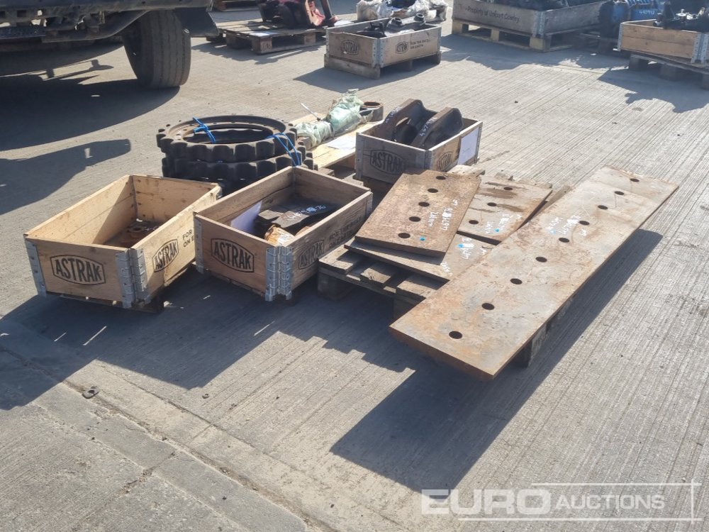 70", 30", 24", 24" Cutting Edge to suit Bucket, Track Guide (2 of), Pallet of Brake Pads, Komatsu Suspension Link, Spocket (4 of), Shear Blade (2 of), - Pièces de rechange: photos 4 70", 30", 24", 24" Cutting Edge to suit Bucket, Track Guide (2 of), Pallet of Brake Pads, Komatsu Suspension Link, Spocket (4 of), Shear Blade (2 of), - Pièces de rechange: photos 4