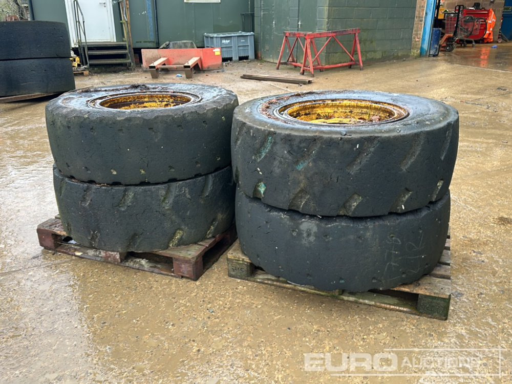 Solid Wall Tyre & Rim (4 of) - Pneu: photos 3 Solid Wall Tyre & Rim (4 of) - Pneu: photos 3