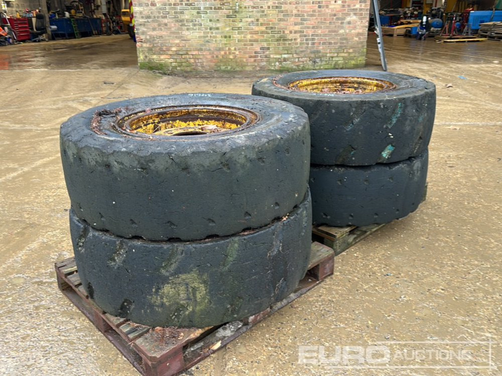 Solid Wall Tyre & Rim (4 of) - Pneu: photos 5 Solid Wall Tyre & Rim (4 of) - Pneu: photos 5