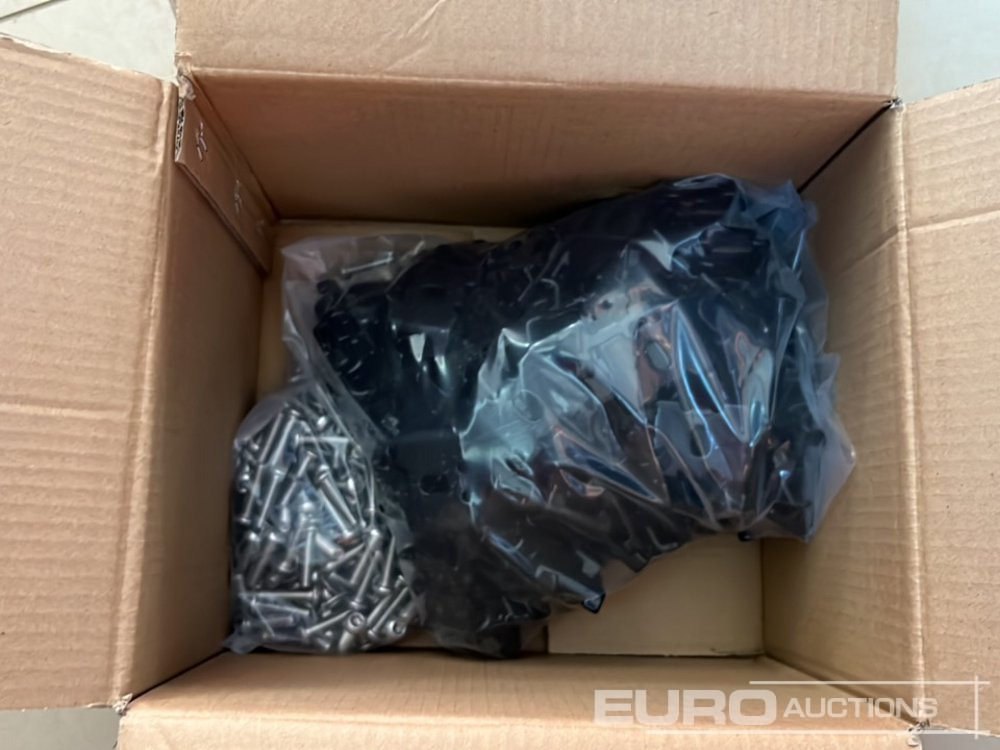 Matériel de chantier Unused Galvanised & Powder Coated Heavy Duty (5mm) Wire Mesh Fencing, 25 x H2.4m x W2.2m Panels, 26 x 60mm x 60mm x3m Posts, with Fittings (Black): photos 24 Matériel de chantier Unused Galvanised & Powder Coated Heavy Duty (5mm) Wire Mesh Fencing, 25 x H2.4m x W2.2m Panels, 26 x 60mm x 60mm x3m Posts, with Fittings (Black): photos 24