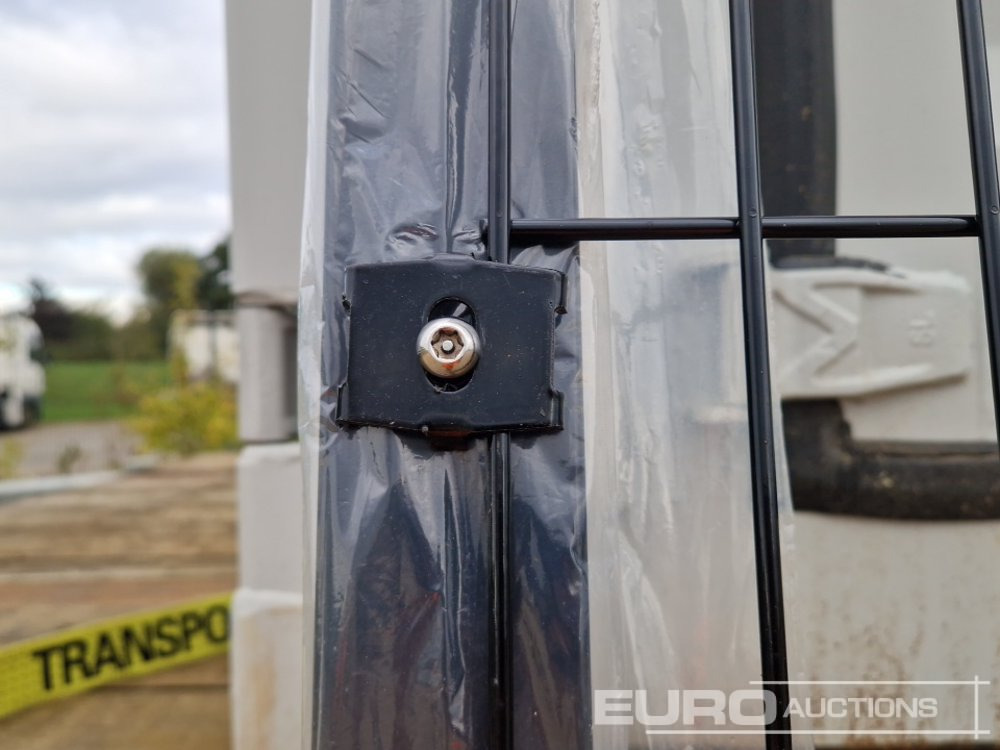 Matériel de chantier Unused Galvanised & Powder Coated Heavy Duty (5mm) Wire Mesh Fencing, 25 x H2.4m x W2.2m Panels, 26 x 60mm x 60mm x3m Posts, with Fittings (Black): photos 23 Matériel de chantier Unused Galvanised & Powder Coated Heavy Duty (5mm) Wire Mesh Fencing, 25 x H2.4m x W2.2m Panels, 26 x 60mm x 60mm x3m Posts, with Fittings (Black): photos 23