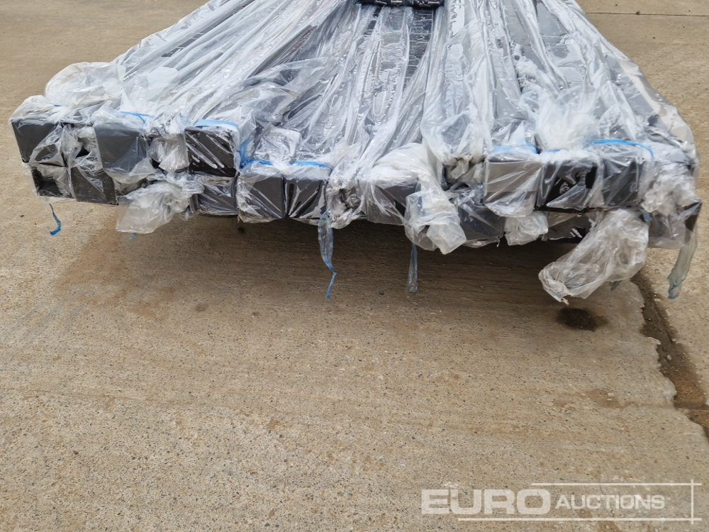 Matériel de chantier Unused Galvanised & Powder Coated Heavy Duty (5mm) Wire Mesh Fencing, 25 x H2.4m x W2.2m Panels, 26 x 60mm x 60mm x3m Posts, with Fittings (Black): photos 17 Matériel de chantier Unused Galvanised & Powder Coated Heavy Duty (5mm) Wire Mesh Fencing, 25 x H2.4m x W2.2m Panels, 26 x 60mm x 60mm x3m Posts, with Fittings (Black): photos 17