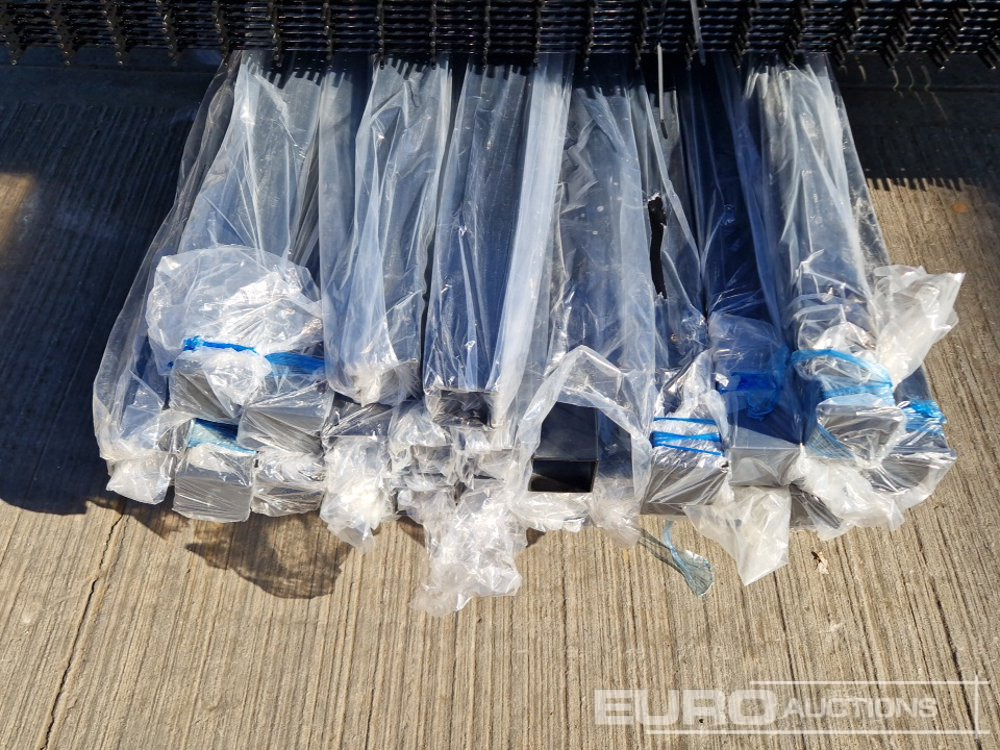 Matériel de chantier Unused Galvanised & Powder Coated Heavy Duty (5mm) Wire Mesh Fencing, 25 x H2.4m x W2.2m Panels, 26 x 60mm x 60mm x3m Posts, with Fittings (Black): photos 9 Matériel de chantier Unused Galvanised & Powder Coated Heavy Duty (5mm) Wire Mesh Fencing, 25 x H2.4m x W2.2m Panels, 26 x 60mm x 60mm x3m Posts, with Fittings (Black): photos 9