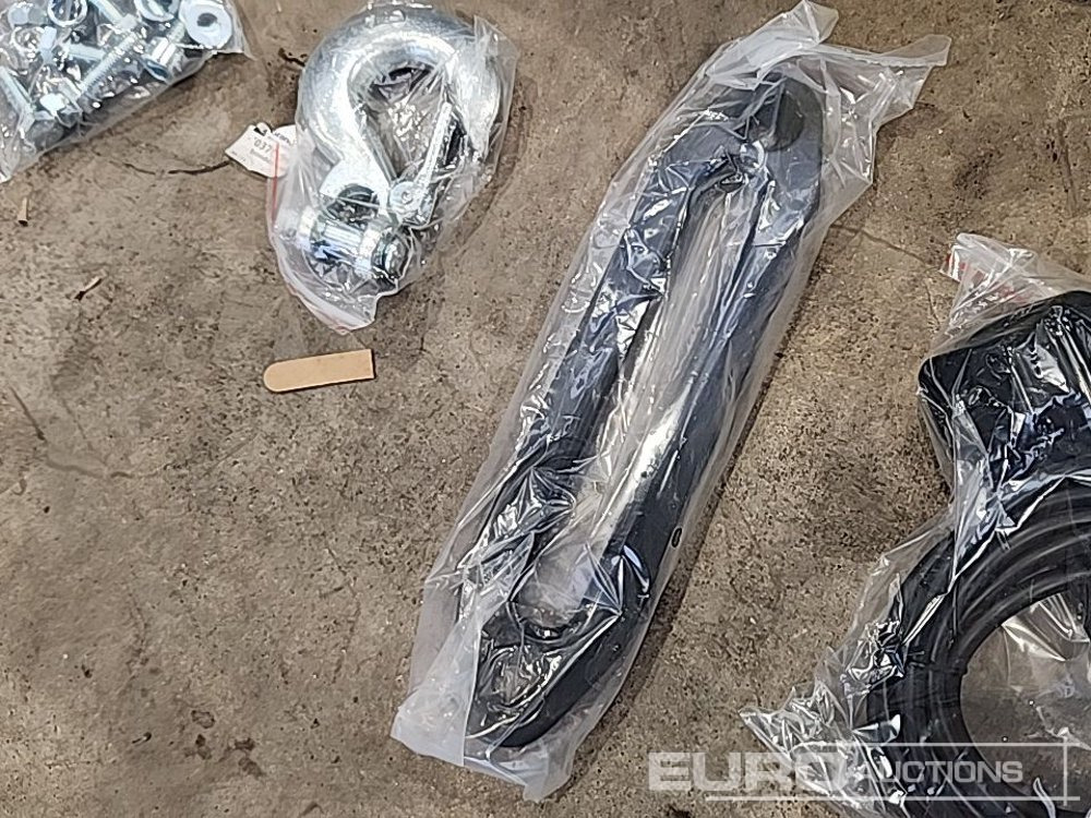 Équipement de garage Unused Hi-Torque HT12000 12 Volt Winch, 3/8" x 85' Rope: photos 8