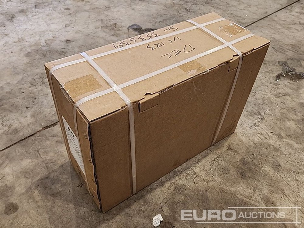 Équipement de garage Unused Hi-Torque HT12000 12 Volt Winch, 3/8" x 85' Rope: photos 22