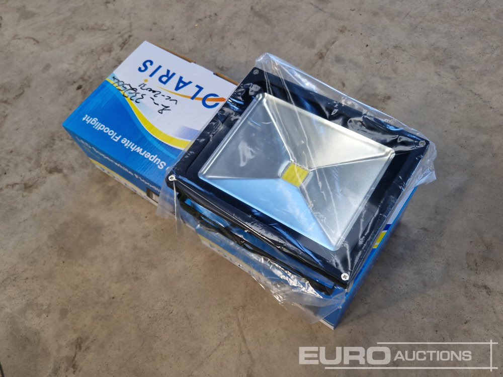Unused Polaris 30W LED Superwhite Floodlights (2 of) - Équipement de garage: photos 4 Unused Polaris 30W LED Superwhite Floodlights (2 of) - Équipement de garage: photos 4
