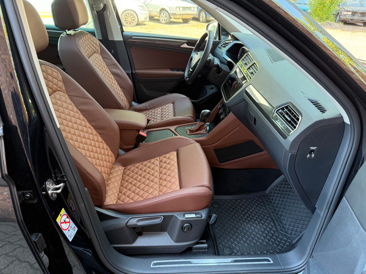 Volkswagen Tiguan Highline/Vi.Cockpit/Dynaudio/Individual - SUV: photos 1 Volkswagen Tiguan Highline/Vi.Cockpit/Dynaudio/Individual - SUV: photos 1