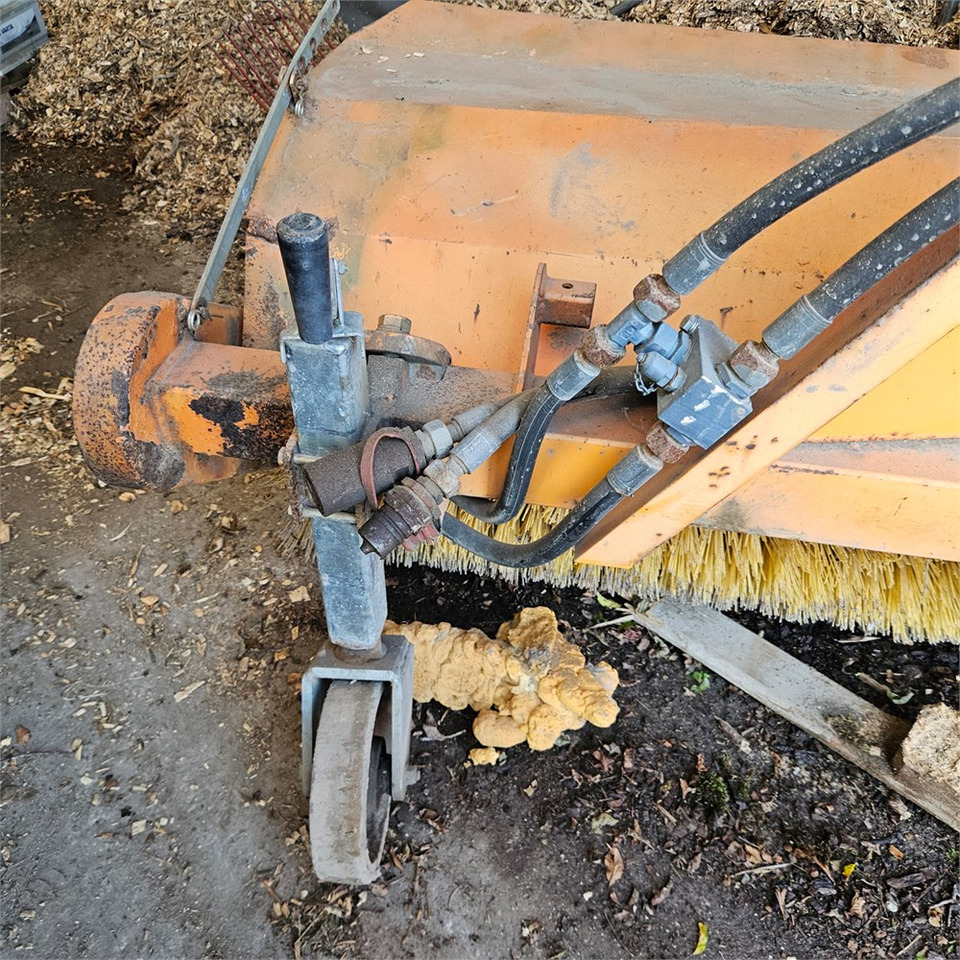 Epoke B200 - Brosse: photos 5 Epoke B200 - Brosse: photos 5