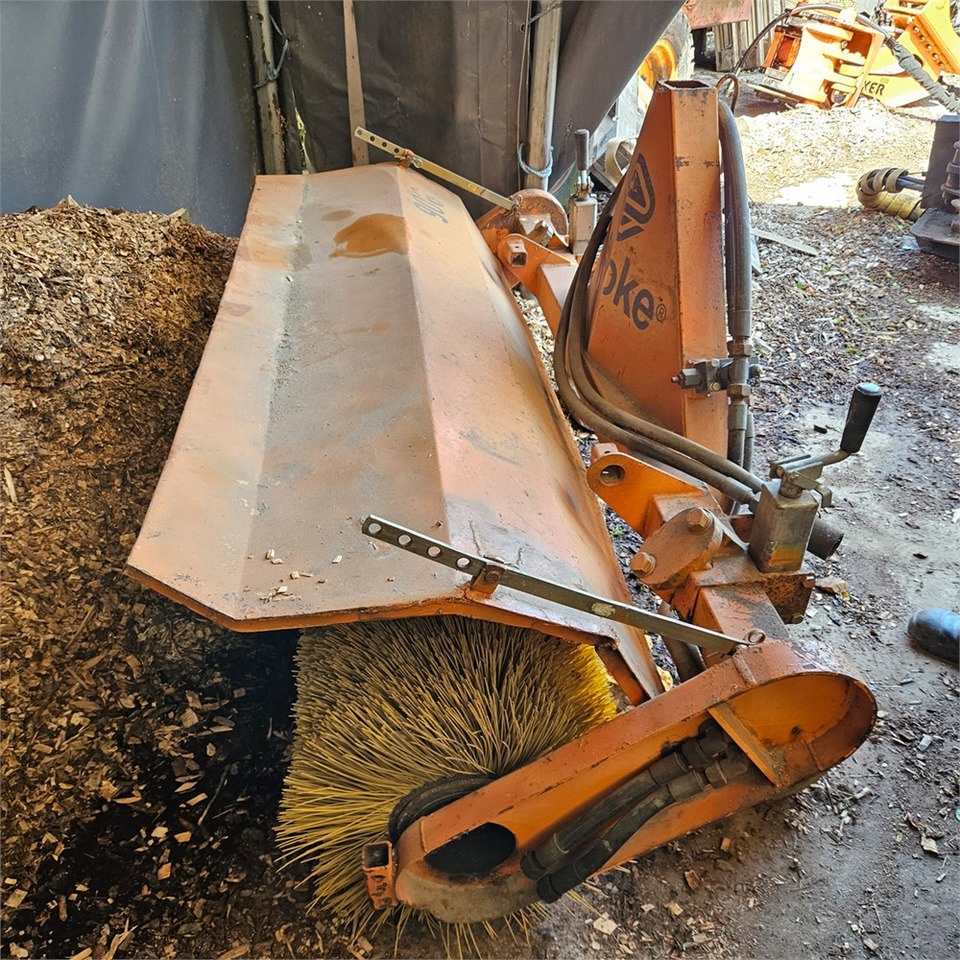 Epoke B200 - Brosse: photos 1 Epoke B200 - Brosse: photos 1