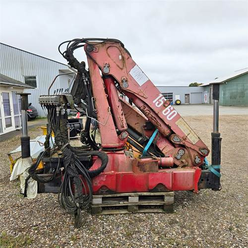 HMF 1560 - Grue auxiliaire: photos 4 HMF 1560 - Grue auxiliaire: photos 4