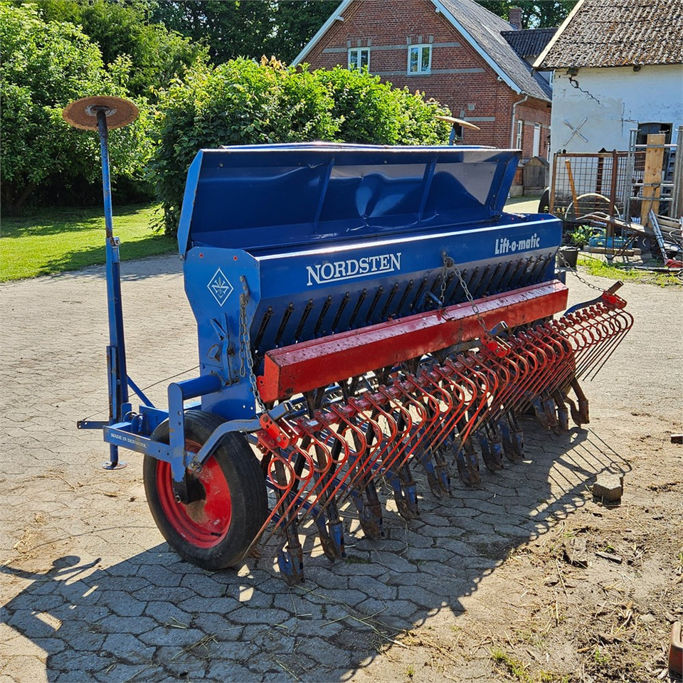 Nordsten Lift-o-Matic 2,5 - Semoir/ Planteuse: photos 1 Nordsten Lift-o-Matic 2,5 - Semoir/ Planteuse: photos 1