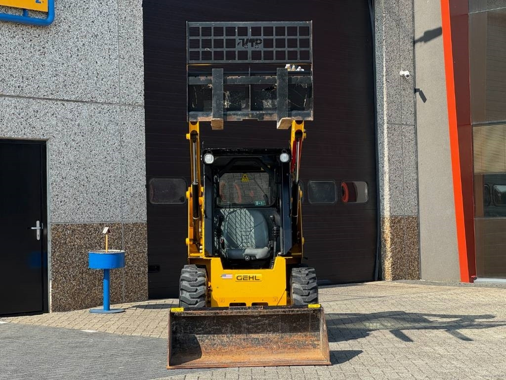 Gehl R135 / Manitou 1350R Skid Steer, 2022 - Mini chargeuse: photos 3 Gehl R135 / Manitou 1350R Skid Steer, 2022 - Mini chargeuse: photos 3