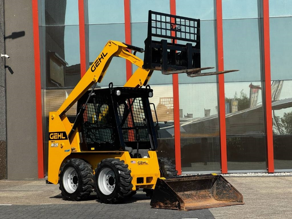 Gehl R135 / Manitou 1350R Skid Steer, 2022 - Mini chargeuse: photos 4 Gehl R135 / Manitou 1350R Skid Steer, 2022 - Mini chargeuse: photos 4